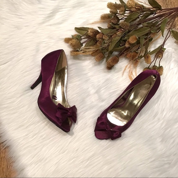 Forever 21 Shoes - Pretty purple/plum bow heels